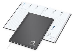 Wochenkalender (Buchkalender): Mittelformat-Wochentimer (175 × 245 mm) mit hochwertiger Veredelung und klassischem Kalendarium in Anthrazit/Blau – inklusive Prägung 