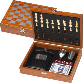 Playset with hip flask, chess and card game 