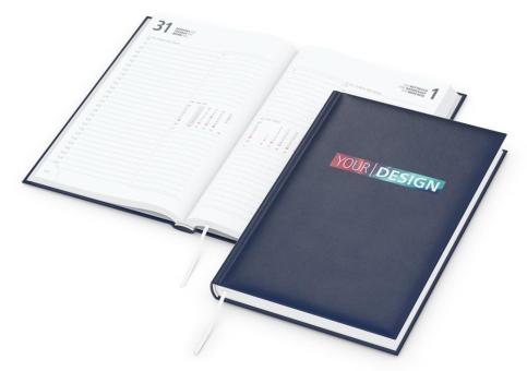 Buchkalender als Werbeartikel zum Bedrucken. 1 Tag = 1 Seite mit Notizspalte. Samstag–Sonntag = 1 Seite. 352 Seiten. Inkl. Siebdruck-Digital. Lieferzeit 3 AT. Dunkelblau