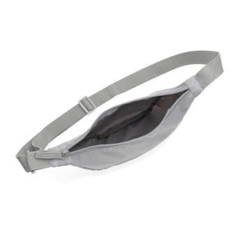 XD Collection Crescent AWARE™ RPET Half-Moon Sling Tasche Silbergrau